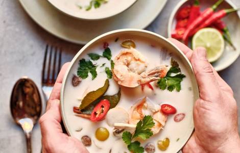 Polévka Tom Kha Goong  (ostrá polévka s kokosovým mlékem, krevetami a galangalem) 
